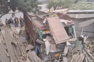 बलिया में बेकाबू ट्रक का कहर, कई दुकानें क्षतिग्रस्त