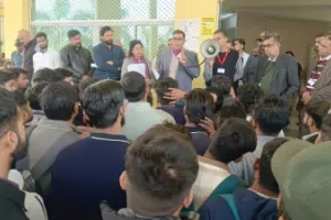 फतेहपुर सीकरी दरगाह पर अखिलेश यादव की चादरपोशी, बोले, संविधान है पीडीए की किस्मत की किताब