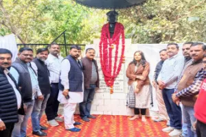 बाराबंकी : फ्लाइट लेफ्टिनेंट शंकर दयाल को श्रद्धांजलि, मेधावी छात्रों व समाजसेवकों को किया सम्मानित