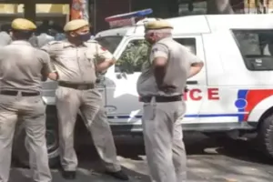 ‘ऑपरेशन क्लीन स्वीप’ : दिल्ली पुलिस ने कार्रवाई करते हुए द्वारका में अवैध रूप से रह रहे 130 विदेशियों को किया डिपोर्ट