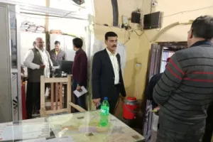 Ballia News: चकबंदी कार्यालय की अव्यवस्थाओं पर DM सख्त, दागे कई निर्देश
