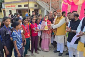 Ballia News: ‘फेफना खेल महोत्सव’ में चमके खिलाड़ी, 100 मीटर दौड़ में ऊषा और विक्की ने जीता गोल्ड