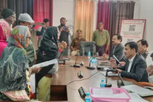 Ballia News : डीएम-एसपी ने की जनसुनवाई, 15 बीएलओ को मिला सम्मान