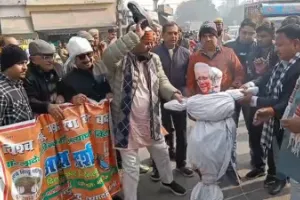 UP: बांग्लादेश में हिंदू युवक की हत्या के विरोध में प्रदर्शन, प्रधानमंत्री का पुतला फूंका