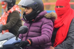 यूपी में कोहरे और शीतलहर का डबल अटैक, विजिबिलिटी शून्य तक गिरी; IMD ने जारी किया ऑरेंज–येलो अलर्ट