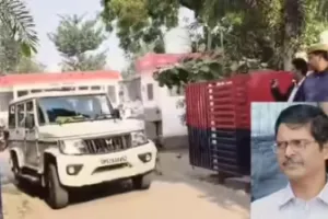 देवरिया प्लॉट विवाद में पूर्व IPS अमिताभ ठाकुर गिरफ्तार, पुलिस ने चलती ट्रेन से उतारकर लिया हिरासत में