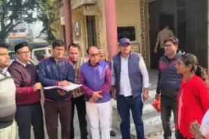 सीतापुर: स्वास्थ्य सेवाओं में लापरवाही पर डीएम का बड़ा एक्शन, एएनएम व आंगनबाड़ी कर्मी को सेवा समाप्ति नोटिस, कई कर्मचारियों का वेतन रोका