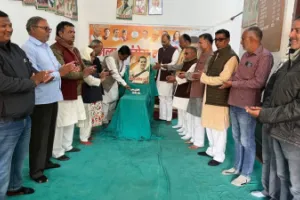 देवरिया: कांग्रेस कार्यकर्ताओं ने सोनिया गांधी का जन्मदिन मनाया, केक काटकर एक-दूसरे को खिलाया मिठाई