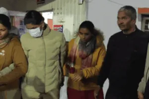 महिला दरोगा और सिपाही रिश्वत लेते रंगे हाथ गिरफ्तार