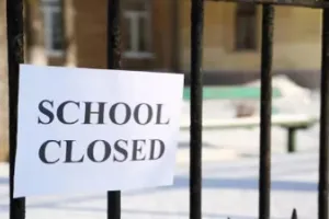 वाराणसी में सर्दी का सितम: घना कोहरा और गलन, कक्षा पांच तक के स्कूल 24 दिसंबर तक बंद