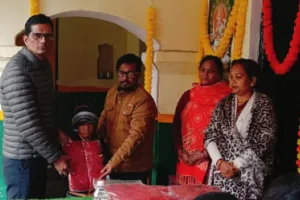 बलिया के शिक्षक की सराहनीय पहल: निजी खर्च से बच्चों को बांटे स्वेटर, टोपी और ड्रेस