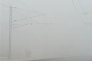 जनपद में छाया घना कोहरा, ठिठुरन से कांपे लोग; आज विद्यालयों में अवकाश, रेलवे व्यवस्था प्रभावित