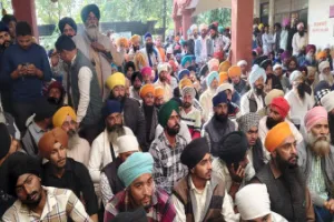 लखीमपुर खीरी: सिख समाज ने एसडीएम कार्यालय का घेराव किया, अनिश्चितकालीन धरना शुरू, प्रशासन के खिलाफ जमकर विरोध