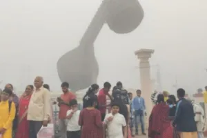 कोहरे की चादर में लिपटी रामनगरी, रेंगते रहे वाहन, दृश्यता 15 से 20 मीटर तक सिमटी