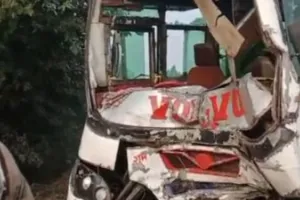 बिलग्राम–कटरा बिल्हौर मार्ग पर दर्दनाक हादसा: बस-ट्रक की आमने-सामने भिड़ंत, 10 घायल, 2 की हालत नाजुक