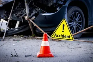 बस्ती में भीषण सड़क हादसा: अजमेर शरीफ जा रही तीर्थयात्रियों की बस ट्रक से भिड़ी, चार की मौत