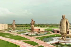 पुराने लखनऊ में लगेगी 65 फीट ऊंची अटल बिहारी वाजपेयी की भव्य प्रतिमा, लाइटिंग में दिखेगा वस्त्रों के रंग बदलने का अनोखा नज़ारा