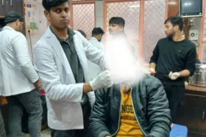 लखनऊ : चाइनीज मांझे से युवक का गला कटा, राहगीरों ने समय रहते पहुंचाया अस्पताल, लगे सात टांके