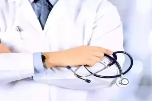 एमबीबीएस की फर्जी डिग्री लगाकर नौकरी कर रहा था डॉक्टर अभिनव सिंह, मां की मौत का बहाना बनाकर दिया इस्तीफा, ऐसे खुली पूरी पोल