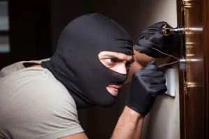 Lucknow Crime News : दीवार में सेंध लगाकर लाखों की चोरी, दूसरे मकान में छत के रास्ते दाखिल हुए चोर