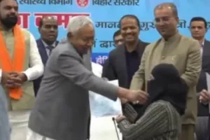 बिहार : सीएम नीतीश की अजीब हरकत, महिला डॉक्टर के चेहरे से हटाया हिजाब, विपक्ष ने साधा निशाना