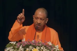 गोरखपुर में सीएम योगी का हमला, कहा, सत्ता में आते ही देश तोड़ने वाली ताकतें सिर्फ अपने परिवार को साधने में लग जाती हैं