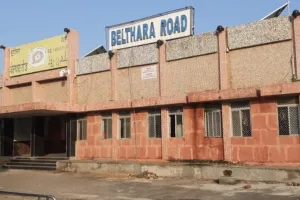 Ballia News : रेलवे स्टेशन पर अज्ञात व्यक्ति की मौत, कर्मचारी पर मुकदमा, पंचायत भवन में चोरी, पीपा पुल का उद्घाटन