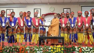 लखनऊ: मुख्यमंत्री योगी ने गणतंत्र दिवस पर विभिन्न राज्यों से आए कलाकारों को किया सम्मानित