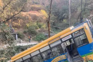 भटियात क्षेत्र में अनियंत्रित बस खाई में गिरी, सभी यात्री सुरक्षित