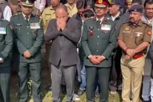 Hapur News: एक वर्षीय मासूम ने शहीद पिता को दी मुखाग्नि, कलेक्टर समेत अधिकारी हुए भावुक