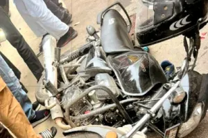 सड़क पर गिरे बाइक सवार को पीछे से आ रही बस ने कुचला, किशोर की मौत; एक घायल