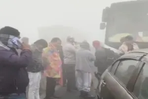 UP: घने कोहरे के कारण बड़ा हादसा, NH पर 10 वाहन आपस में टकराए, 15 यात्री घायल