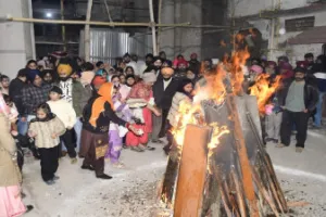 Lohri Festival : बाराबंकी में धूमधाम से मना लोहड़ी पर्व, भांगड़ा–गिद्दा पर झूमे लोग