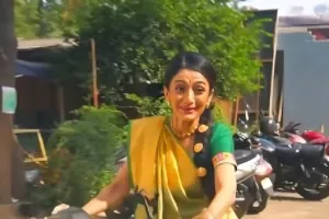 सोनी सब के शो 'इत्ती सी खुशी' के सेट पर नेहा एसके मेहता ने  की अचानक स्कूटर की सवारी, बिखेरी मुस्कान