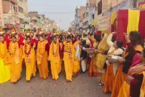 बलिया में 108 कुण्डीय गायत्री महायज्ञ की भव्य–दिव्य कलश यात्रा, जगह-जगह हुई पुष्प वर्षा