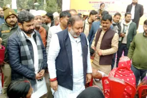 बलिया में जरूरतमंदों के चेहरों पर लौटी मुस्कान, 500 लोगों को बांटे गए कंबल