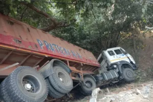 बलिया में विद्युत पोल तोड़ते हुए 20 फीट गहरी खाई में गिरा ट्रेलर, घंटों बाधित रही बिजली आपूर्ति