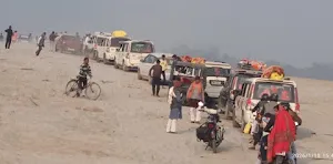 Ballia News: खरीद–दरौली घाट पीपा पुल के पास रेत पर लगा भीषण जाम, बना चर्चा का विषय