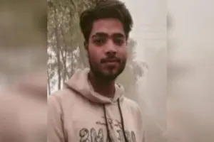बदायूं: पेड़ से लटका मिला युवक का शव, प्रेम प्रसंग में हत्या का आरोप