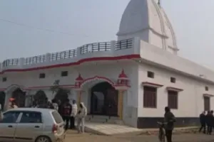 बलिया में चोरों ने एक और मंदिर को बनाया निशाना, ताला तोड़कर देवी-देवताओं के आभूषण व दानपेटी पर हाथ साफ