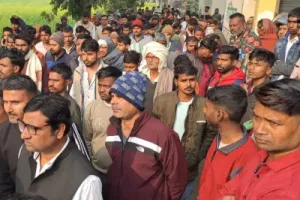 बलिया में अस्पताल के सामने पेड़ से लटका मिला युवक का शव, टी-शर्ट से बना था फंदा