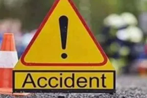 उन्नाव में दर्दनाक हादसा: साइन बोर्ड से टकराई बाइक, तीन युवकों की मौत