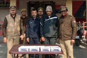 बलिया में लग्जरी कार से हथियारों की तस्करी का खुलासा, सगे भाई रायफल–तमंचों के साथ गिरफ्तार