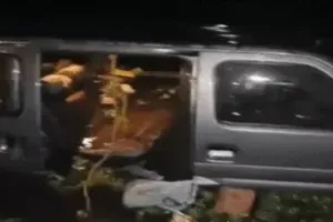 कानपुर देहात में सड़क किनारे तालाब में गिरी वैन, एक ही परिवार के चार सदस्यों की मौत