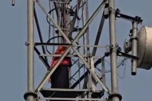 प्रेमी से शादी की मांग को लेकर युवती 250 फीट ऊंचे मोबाइल टावर पर चढ़ी, पांच घंटे बाद उतरी