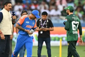 T20 World Cup 2026: पाकिस्तान के खिलाफ भारत की हाथ न मिलाने की नीति बरकरार, सूर्यकुमार ने नहीं किया सलमान से हैंडशेक