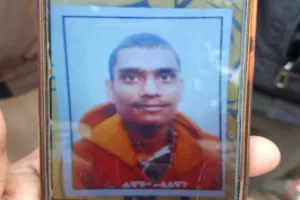 कानपुर : प्रेमिका से मिलने गए युवक का रेलवे ट्रैक के पास मिला शव, परिजनों ने जताई हत्या की आशंका