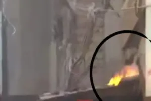 वाराणसी में दालमंडी ध्वस्तीकरण के दौरान दुकानदार ने मकान के छज्जे पर आग लगाई