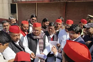 मऊ में एसआईआर प्रक्रिया में मतदाताओं के नाम काटने का आरोप, सपा ने डीएम को ज्ञापन सौंपा