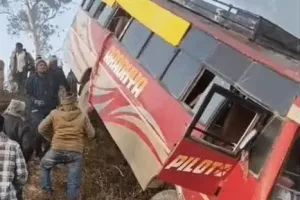 सोनभद्र में यात्रियों से भरी बस खाई में पलटी, दो गंभीर रूप से घायल